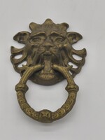 Oroszlàn fejes kopogtató rèzből.