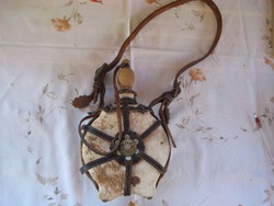 Kulacs, Csikós  bőrös , igen régi , bőrrel bevont , díszes , veretes  15 x 17 cm