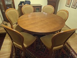 Bővíthető kerek étkező asztal. 120 cm átmérőjű, 50 sm széles toldalék és  6db karpítozott szék