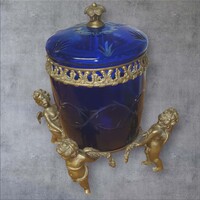 Kék kristály kínáló bronz puttó lábakon.