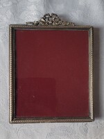 Fényképtartó, fotókeret, szalag felépítménnyel díszített, fém kerettel, klasszicista stílusban.