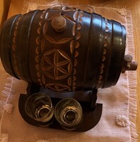 Fa hordó,állvánnyal, poharakkal.