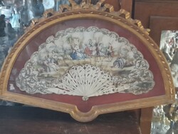 Francia 18.Század Viktoriánus,Csont,Kézi Festésű Legyező Fa Copf Keretes,Üveges Vitrinben.60 cm.