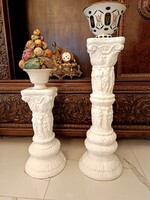 Domborműves posztamensek