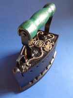 Antik, öntöttvas szenes vasaló gyártó jellel oroszlánokkal