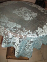 Gyönyörű világoskék virágos csipke terítő