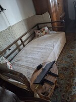 Art deco ágykeret ráccsal, szivacs matraccal.