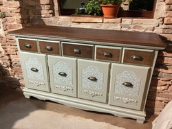 Vintage 5 fiókos, Nagy méretű Komód, tálaló, bézs színben, vintage Mintákkal és faragásokkal