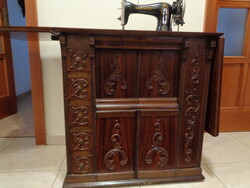 Rast & Gasser márkájú antik szekrénybe épített varrógép.