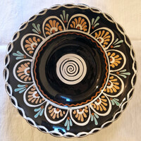 Czúgh Dezső (Zalaegerszeg) Fekete alapon mintás kerámia fali dísztányér, tál (M=5, D=21,5) (72.)