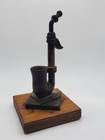 Vintage szaxofon szobor – patinás fém asztali dísz fa talpon
