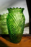 Retro préselt zöld üvegváza cakkos peremmel