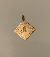 Gyönyörű cizellált gravírozott A betűvel vésett rombusz négyzet jelzett 14 karátos arany medál