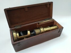 Mikroszkóp mahagóni dobozzal, tárgylemezekkel, 1800-as évek vége, szép állapotban.