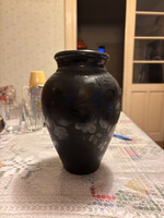 Nádudvari fekete kerámia váza – Fazekas Lajos, karcolt virágos, ~30 cm