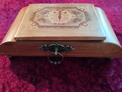 Jó állapotú fa zenélő doboz érdekes formavilággal