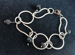 Különleges láncos ezüst színű karkötő fekete kis gyöngyökkel