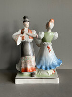 Zsolnay figurális szobor, táncospár népviseletben.