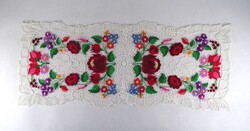 1Z186 Régi gazdagon hímzett kalocsai mintás csipke terítő 76 x 30 cm