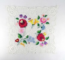 1Z187 Régi gazdagon hímzett kalocsai mintás csipke terítő 35 x 35 cm