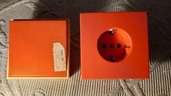 Retro narancssárga konnektor és villanykapcsoló