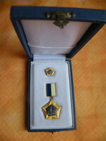 Az Építőipar Kiváló Dolgozója jelvény minivel eredeti dobozában