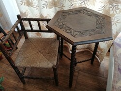 Antik, neoreneszánsz kisasztal+gyékényes szék.