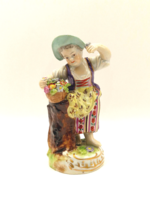 Royal Crown Derby hölgy figura virágokkal 12cm