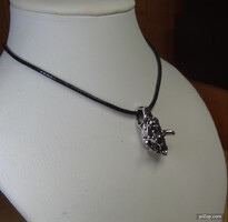 NEMES ACÉL EZÜST SZÍNŰ FARKAS FEJ MEDÁLOS NYAKLÁNC , VIASZOLT SZÁLON.