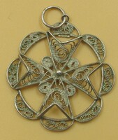 Régi filigrán ezüst függő jelzett, átmérő 2,5 cm , súlyát nem tudom megmondani, nincs min megmérni.