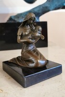 Az anyai szeretet szobra – Anya gyermekével