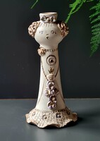 Lány alakú fehér mázas kerámia gyertyatartó lila motívumokkal - Győrbíró Enikő