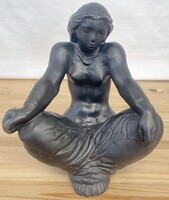 Tóth Vali terrakotta ülő nő