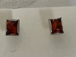 Gyönyörűséges ezüst fülbevaló borostyán kővel.