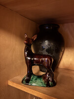 Retro mázolt kerámia őz szobrocska zöld talpon – 10×15 cm, hibátlan