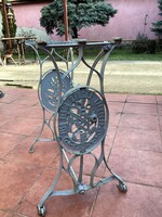 Különleges ritka varrógép álvány asztalnak.