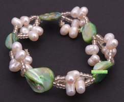 FOLYAMI IGAZGYÖNGYBŐL , AMIKET A MAMA KAGYLÓ NEVELT ÉS TENGERI TERMÉSZETES KAGYLÓBÓL KÉSZÜLT KARKÖTŐ