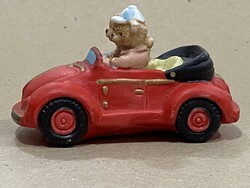 Vintage kézzel festett kerámia mackópár piros VW Bogár kabrióban