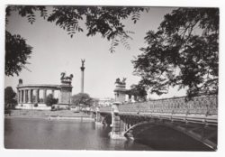 Milleniumi emlékmű és a Városligeti tó - Budapest képeslap 1957-ből