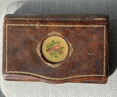 Bőr névjegytartó gobelinnel