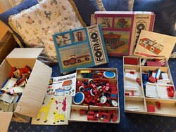 Egy csomó gyerekjáték eredeti dobozában és külön is. System FORMO mobili és FORMO constanti.