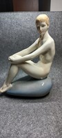 Zsolnay nagy méretű Art Deco porcelán pajzspecsétes kövön ülő nő
