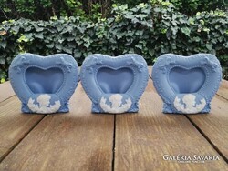 Szív formájú anyagában dúsan mintázott kámea jellegű díszítéssel ellátott biszkvit porcelán fénykép