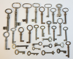 Vintage/régi különböző kulcsok egy csomagban