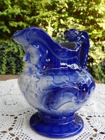 Faun fejes , anyagában dúsan mintázott talpas kancsó