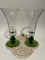 Elegáns savmaratott üvegváza pár – méregzöld talppal – 25 cm – 1960-as évek