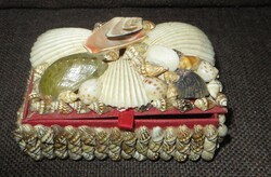 Régi kagylókkal díszített ékszeres doboz 14x6,5x 9 cm 225 gramm