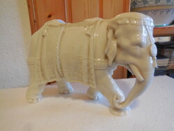 Porcelán elefánt , Worchester Blanc de Chine , jó nevű angol termék , 22 x 16 cm