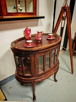 Vitrines teázó / kávézó szekrényke , kisméretű antik jellegű bárszekrény csiszolt üvegbetétekkel