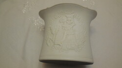 Kaiser porcelán , A király és a királynő  , biskvit váza , plasztikusan kiemelkedő  dekorral